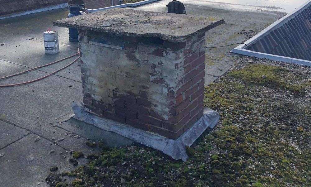 Daklekkage bij de schoorsteen en het lood