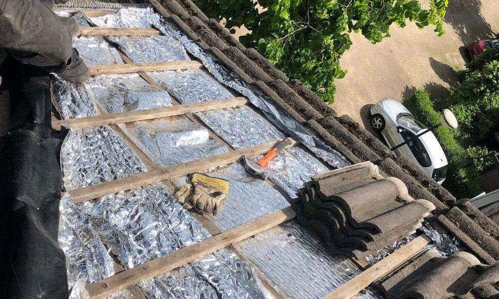 Nieuwe panlatten met dakpannen in Abcoude