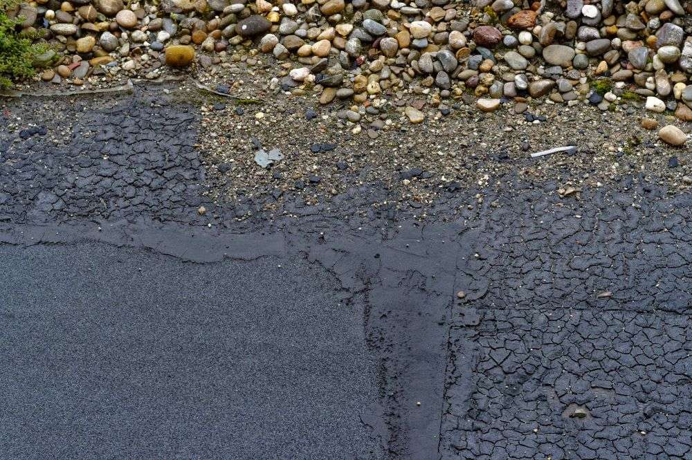 Scheur in het bitumen dak in Weesp